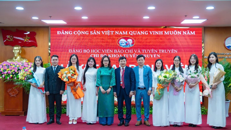Chi bộ Khoa Tuyên truyền, Học viện Báo chí và Tuyên truyền tổ chức kết nạp Đảng cho những đoàn viên ưu tú. (Ảnh: PHẠM CƯỜNG)