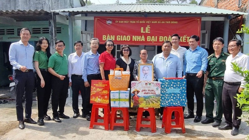 Trao nhà Đại đoàn kết cho hộ dân khó khăn tại xã An Thới Đông, Thành phố Hồ Chí Minh. (Ảnh: VĂN DANH).