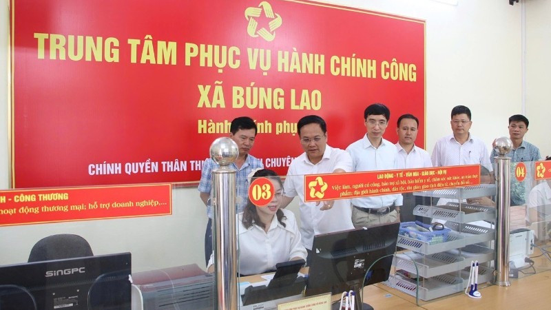 Đoàn công tác Sở Nội vụ Điện Biên kiểm tra vận hành Trung tâm hành chính công tại xã Búng Lao. 