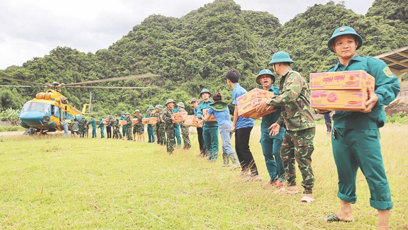 Máy bay trực thăng Mi 171 của Quân chủng Phòng không Không quân mang theo hàng cứu trợ đến với Tương Dương (Nghệ An).