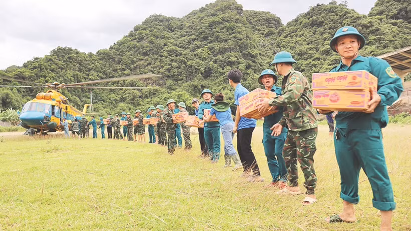 Máy bay trực thăng Mi 171 của Quân chủng Phòng không Không quân mang theo hàng cứu trợ đến với Tương Dương (Nghệ An).
