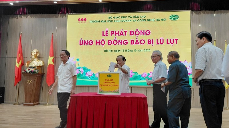 Lãnh đạo Trường đại học Kinh doanh và Công nghệ Hà Nội tham gia quyên góp ủng hộ đồng bào vùng lũ, sáng 13/10/2025.