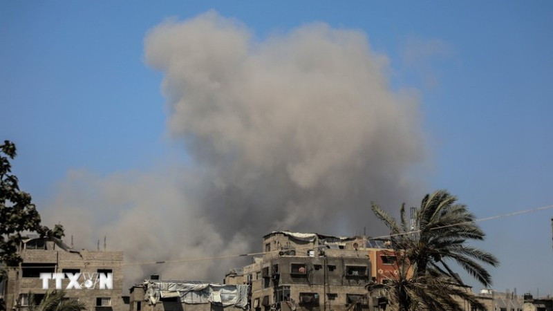 Khói bốc lên từ khu vực al-Tuffah, phía đông thành phố Gaza sau cuộc không kích của Israel ngày 29/6/2025. (Ảnh: THX/TTXVN)