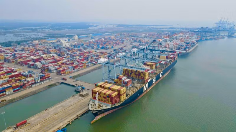 Tàu container cỡ lớn vào cảng Cái Mép-Thị Vải. 