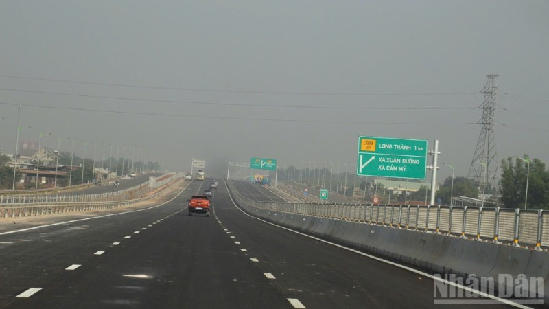 Các đơn vị chức năng đang khẩn trương hoàn thiện những hạng mục để có thể khai thác tạm cao tốc Biên Hòa-Vũng Tàu dịp Tết.