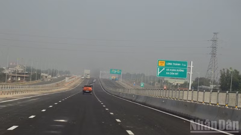 Các đơn vị chức năng đang khẩn trương hoàn thiện những hạng mục để có thể khai thác tạm cao tốc Biên Hòa-Vũng Tàu dịp Tết.