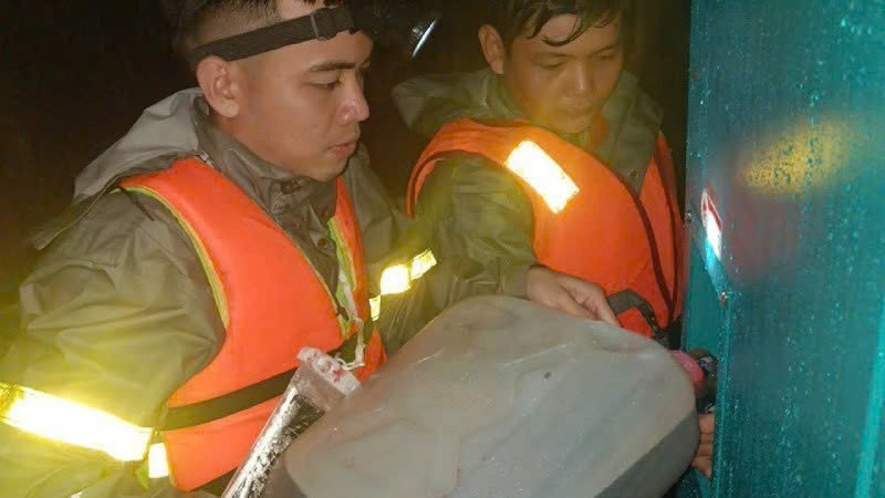 Mất điện, đường phố ngập sâu, nhân viên Viettel đã đẩy thuyền, đưa xăng vào khởi động máy điện ở các trạm PTS để duy trì phát sóng.