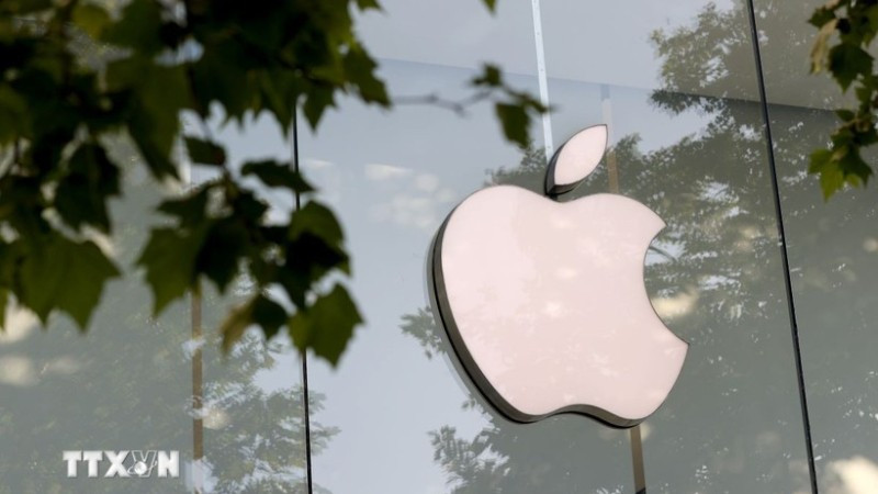 Biểu tượng Apple tại cửa hàng ở Brussels, Bỉ. (Ảnh: THX/TTXVN)