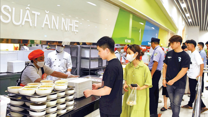 Giờ ăn trưa của người lao động tại Công ty trách nhiệm hữu hạn Hyundai Kefico Việt Nam, thành phố Hải Phòng. (Ảnh: ĐĂNG ANH)