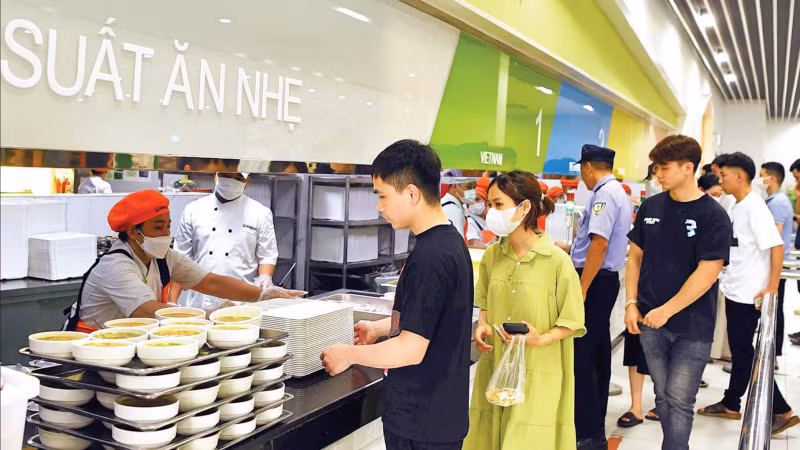 Giờ ăn trưa của người lao động tại Công ty trách nhiệm hữu hạn Hyundai Kefico Việt Nam, thành phố Hải Phòng. (Ảnh: ĐĂNG ANH)