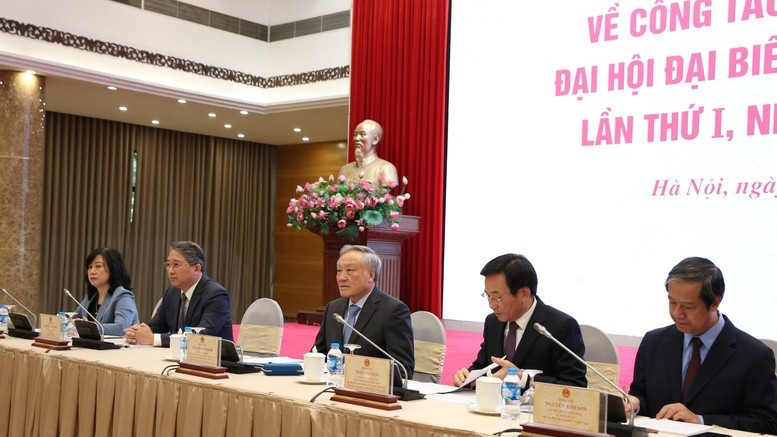 Đồng chí Nguyễn Hòa Bình, Ủy viên Bộ Chính trị, Phó Bí thư Thường trực Đảng ủy Chính phủ, Phó Thủ tướng Thường trực Chính phủ, Trưởng Tiểu ban Tuyên truyền Đại hội chủ trì họp báo. (Ảnh: VGP)