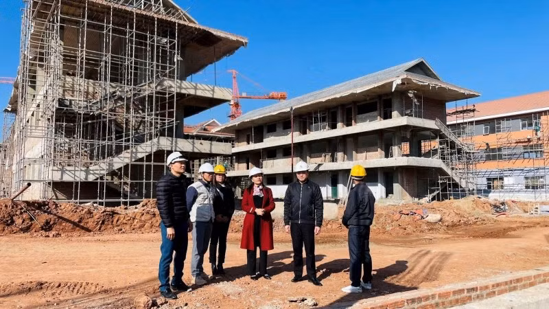 Đại diện lãnh đạo xã Si Pa Phìn kiểm tra tiến độ, chất lượng thi công Trường liên cấp Si Pa Phìn.