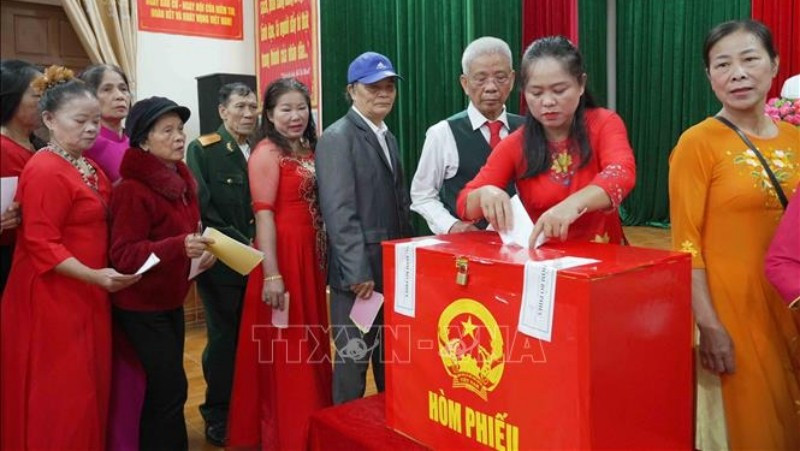 Cử tri tại đơn vị bầu cử số 3, khu vực bỏ phiếu số 9, thôn Châu Tùng (xã Đức Thọ) thực hiện bỏ phiếu bầu cử. (Ảnh: Hữu Quyết/TTXVN)