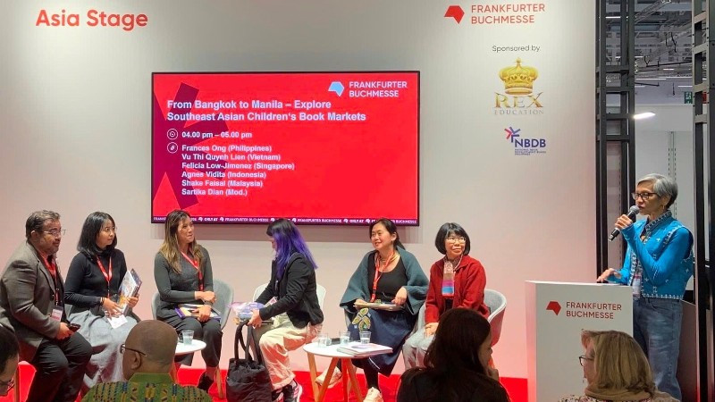 Đại diện một số nhà xuất bản Việt Nam tham gia giao lưu tại Hội sách Frankfurt 2025 diễn ra ở Đức. (Ảnh NGUYÊN MINH)
