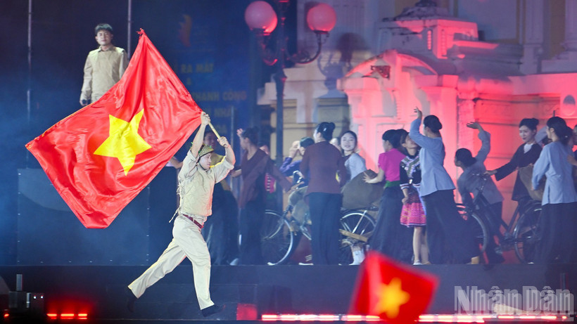 Chương trình “Hà Nội - Từ mùa thu lịch sử năm 1945” là sự kết hợp của nghệ thuật thị giác đương đại với công nghệ trình chiếu ánh sáng, 3D mapping, âm nhạc và trình diễn tương tác, nhằm tái hiện những lát cắt đặc sắc về lịch sử, văn hóa và con người Hà Nội trong hành trình phát triển cùng đất nước. 
