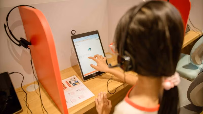 Học sinh tiểu học học tiếng Anh cùng Al.