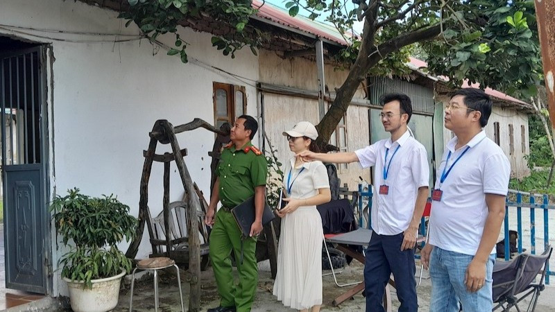 Lực lượng chức năng phường Long Biên kiểm tra hiện trạng một công trình tại khu vực ngoài bãi sông Hồng trên địa bàn.