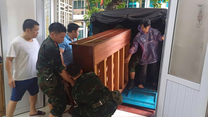 Cán bộ, chiến sĩ Bộ Chỉ huy Quân sự tỉnh Cao Bằng giúp người dân di chuyển tài sản đến nơi an toàn. (Ảnh: MINH TUẤN)
