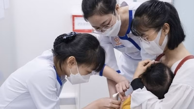 Tiêm vaccine phòng bệnh viêm não mô cầu xâm lấn cho trẻ em.