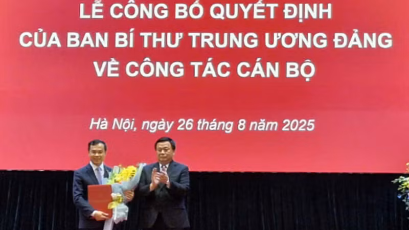 Đồng chí Nguyễn Xuân Thắng trao quyết định của Ban Bí thư, chúc mừng đồng chí Nguyễn Mạnh Hùng.