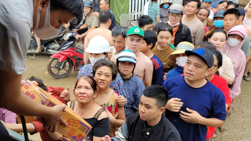 Sản phẩm đến với bà con vùng lũ Khánh Hòa. (Ảnh: Acecook Việt Nam)