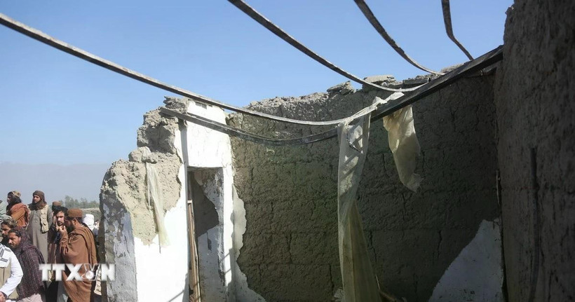 Những ngôi nhà tại tỉnh Nangarhar, Afghanistan bị phá hủy sau cuộc không kích của Pakistan, ngày 22/2. (Ảnh: THX/TTXVN)