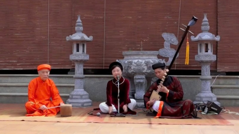 Nghệ nhân Ưu tú Phương Hồng (giữa) biểu diễn ca trù tại đình Đắc Sở, thành phố Hà Nội. (Ảnh nhân vật cung cấp)