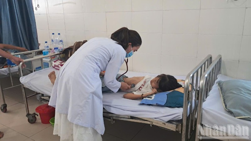 Bệnh nhân bị ngộ độc thực phẩm nghi do ăn bánh mì đang điều trị tại Bệnh viện Sản-Nhi tỉnh Quảng Ngãi.