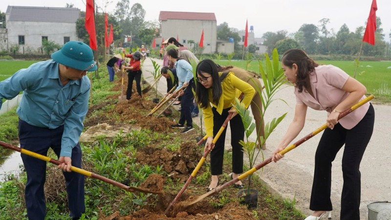 Cán bộ và nhân dân xã Đồng Thái (Ninh Bình) trồng cây, tạo cảnh quan nông thôn xanh-sạch-đẹp.