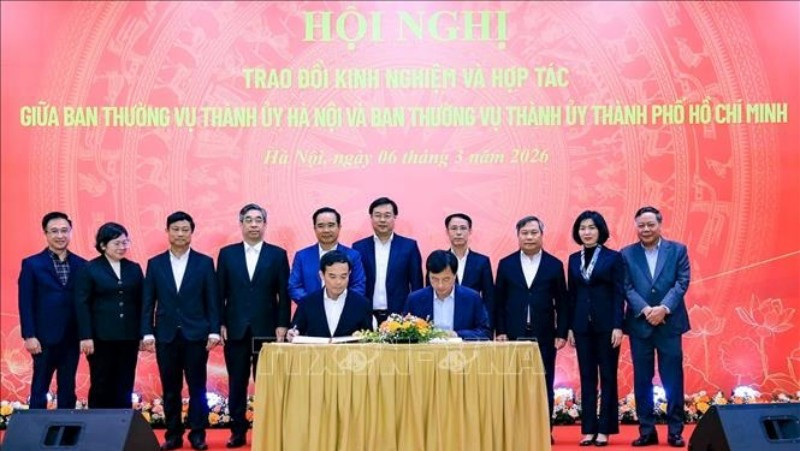 Bí thư Thành ủy Hà Nội Nguyễn Duy Ngọc và Bí thư Thành ủy Thành phố Hồ Chí Minh Trần Lưu Quang ký kết Biên bản ghi nhớ hợp tác giai đoạn giai đoạn 2026-2030. (Ảnh: TTXVN)
