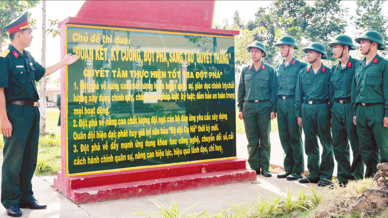 Chỉ huy Tiểu đoàn 1, Trung đoàn 892 quán triệt cho chiến sĩ mới chủ đề thi đua của đơn vị. (Ảnh: HỮU ĐẶNG)