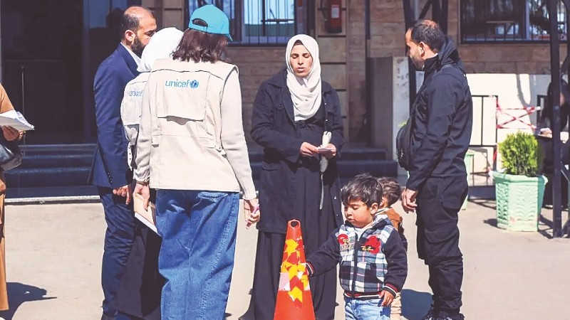 Các chuyên gia UNICEF hỗ trợ gia đình các em nhỏ.