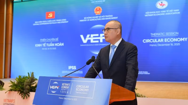 Đồng chí Phạm Đại Dương, Ủy viên Trung ương Đảng, Phó Trưởng Ban Chính sách, chiến lược Trung ương phát biểu đề dẫn phiên hội thảo chuyên đề kinh tế tuần hoàn và chuyển đổi xanh. (Ảnh: Thế Đại)