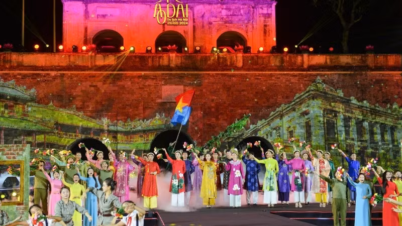 Lễ hội Áo dài Du lịch Hà Nội 2024 với chủ đề "Hà Nội - Tinh hoa Áo dài". (Ảnh: THẾ ĐẠI)