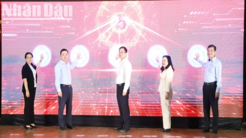 Lãnh đạo tỉnh Đắk Lắk ấn nút khởi động bốn nền tảng số phục vụ chính quyền địa phương 2 cấp.