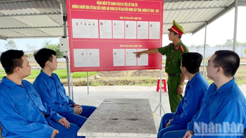 Cán bộ trại tạm giam tổ chức tuyên truyền về bầu cử đối với người bị giam giữ.