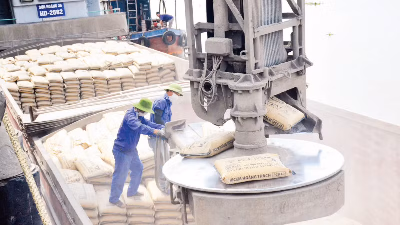 Xuất xi-măng tại Công ty Vicem Hoàng Thạch. (Ảnh: MINH THÀNH)