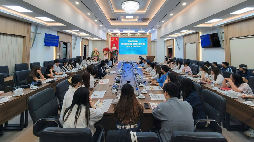 Toàn cảnh chương trình giao lưu giữa đoàn sinh viên Học viện Báo chí và Tuyên truyền với Báo Nhân Dân.