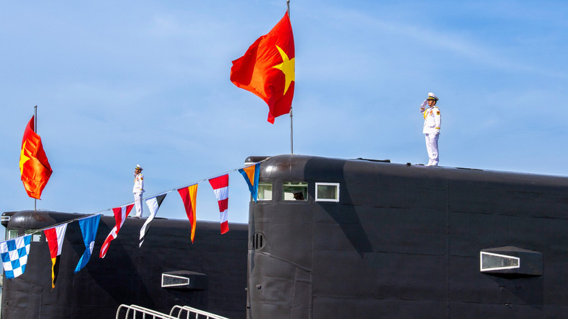 Trọn lời thề giữ biển. Sinh thời Chủ tịch Hồ Chí Minh từng dạy: “Ngày trước ta chỉ có đêm và rừng. Ngày nay, ta có ngày, có trời, có biển. Bờ biển ta dài, tươi đẹp, ta phải biết giữ gìn lấy nó”. Khắc ghi lời dạy của Người, lớp lớp các thế hệ cán bộ, chiến sĩ Hải quân nhân dân Việt Nam anh hùng nói chung, cán bộ, thủy thủ Lữ đoàn tàu ngầm 189 nói riêng đã và đang ra sức chiến đấu, học tập để giữ trọn lời thề với Đảng, Tổ quốc và nhân dân.