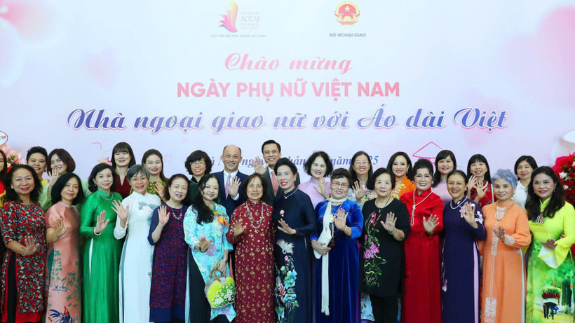 Các đại biểu Bộ Ngoại giao và Hiệp hội Văn hóa Áo dài Việt Nam tham dự chương trình.