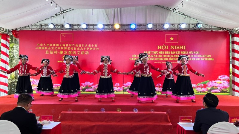 Tại chương trình đã diễn ra nhiều hoạt động giao lưu văn hóa văn nghệ, thể thao, của hai thôn biên giới.