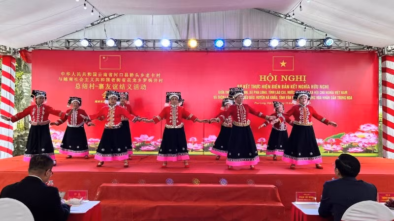 Tại chương trình đã diễn ra nhiều hoạt động giao lưu văn hóa văn nghệ, thể thao, của hai thôn biên giới.