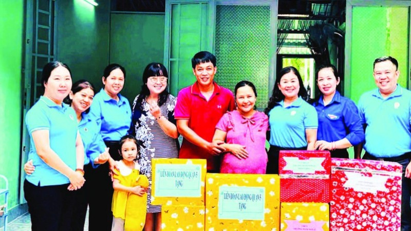 "Mái ấm công đoàn" được trao tặng cho gia đình chị Nguyễn Thị Thùy My là động lực để vợ chồng chị thêm niềm tin vươn lên trong cuộc sống. 
