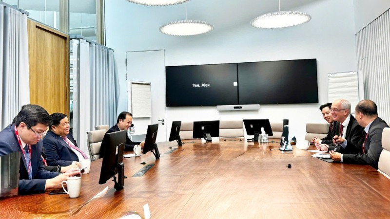 Phó Thủ tướng Nguyễn Chí Dũng thăm và làm việc với Tập đoàn AstraZeneca. (Ảnh: VGP/Cầm Tuấn)