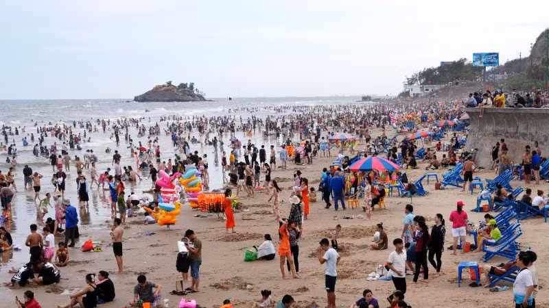 Du khách tắm biển tại Bãi Sau, phường Vũng Tàu, Thành phố Hồ Chí Minh.