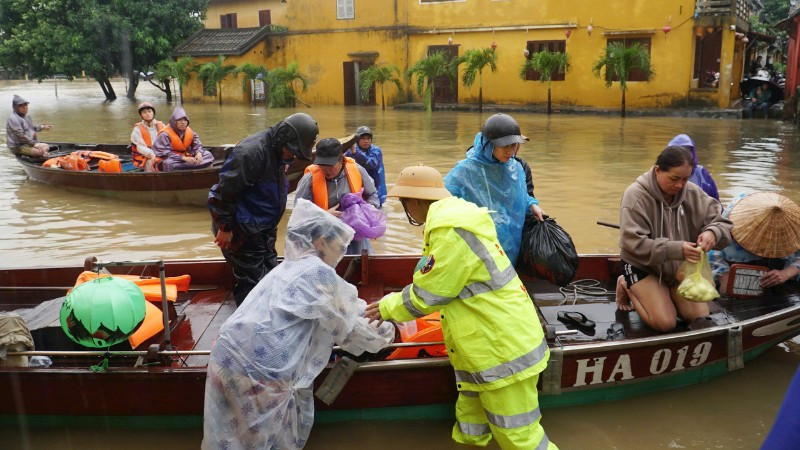 Công an phường Hội An, thành phố Đà Nẵng trực tại các điểm, đón người dân di tản. (Ảnh: THANH TÂM)
