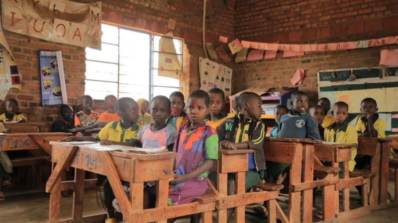 Học sinh học trong lớp học tại trường tiểu học và trung học cơ sở Tanda (GS Tanda) ở Rwanda. (Ảnh: Tân Hoa xã)