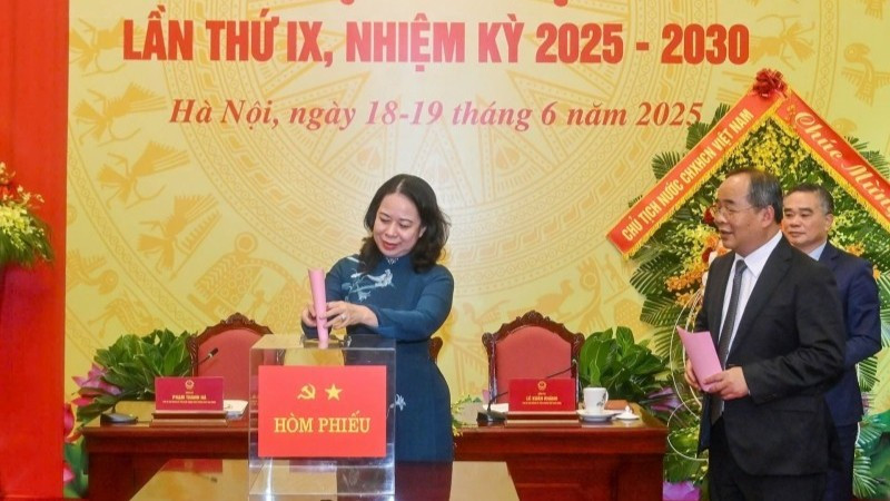 Phó Chủ tịch nước Võ Thị Ánh Xuân cùng các đảng viên Đảng bộ Văn phòng Chủ tịch nước bầu Ban Chấp hành Đảng bộ nhiệm kỳ 2025-2030. (Ảnh: THỦY NGUYÊN)