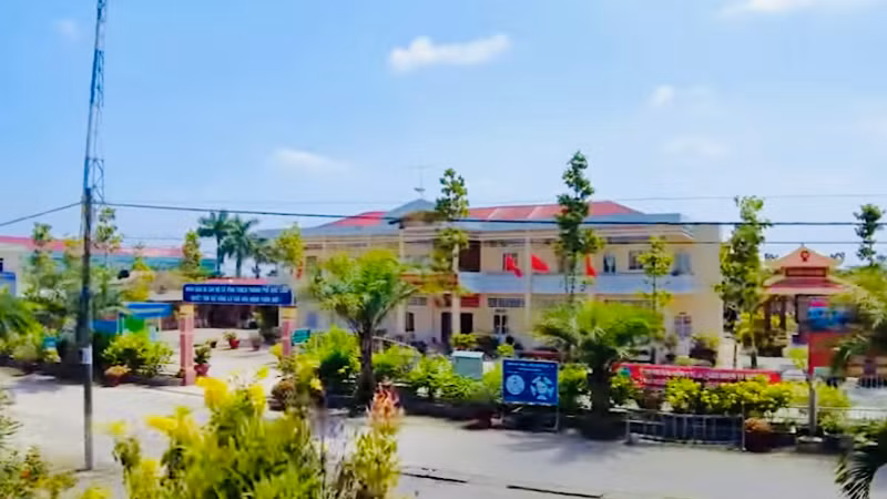 Trụ sở xã Vĩnh Trạch (nay là phường Vĩnh Trạch, thuộc tỉnh Cà Mau), nơi hai lãnh đạo Ủy ban nhân dân phường vừa chính thức có đơn xin nghỉ công tác.