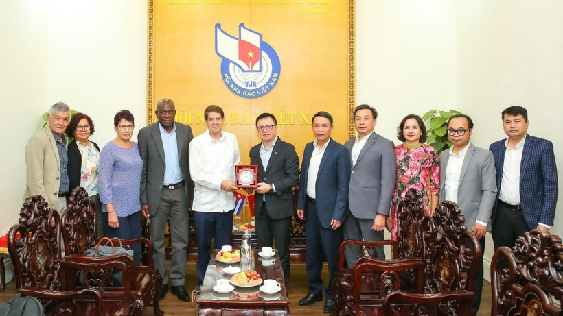 Tổng Biên tập Báo Nhân Dân, Chủ tịch Hội Nhà báo Việt Nam Lê Quốc Minh với Chủ tịch Hãng thông tấn Prensa Latina (Cuba) Jorge Leganoa Alonso và các đại biểu. (Ảnh SƠN HẢI)